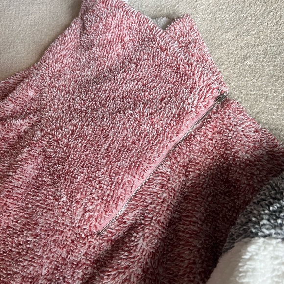 2 sherpas. Small. Adjustable zip collar. Soft and stretch with pockets. - Picture 4 of 14